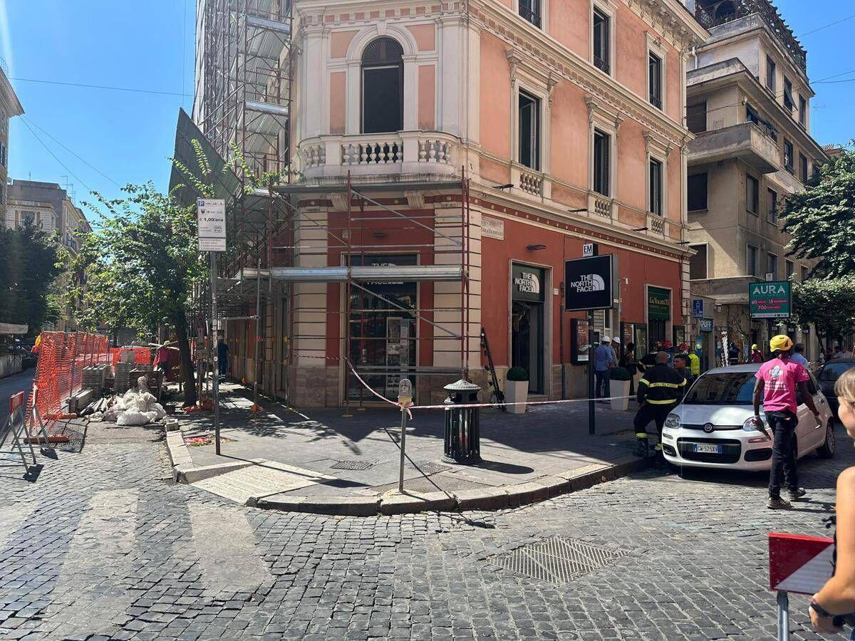 Crolla il solaio di un negozio in via Cola di Rienzo: 4 soccorsi ed estratti da macerie - 