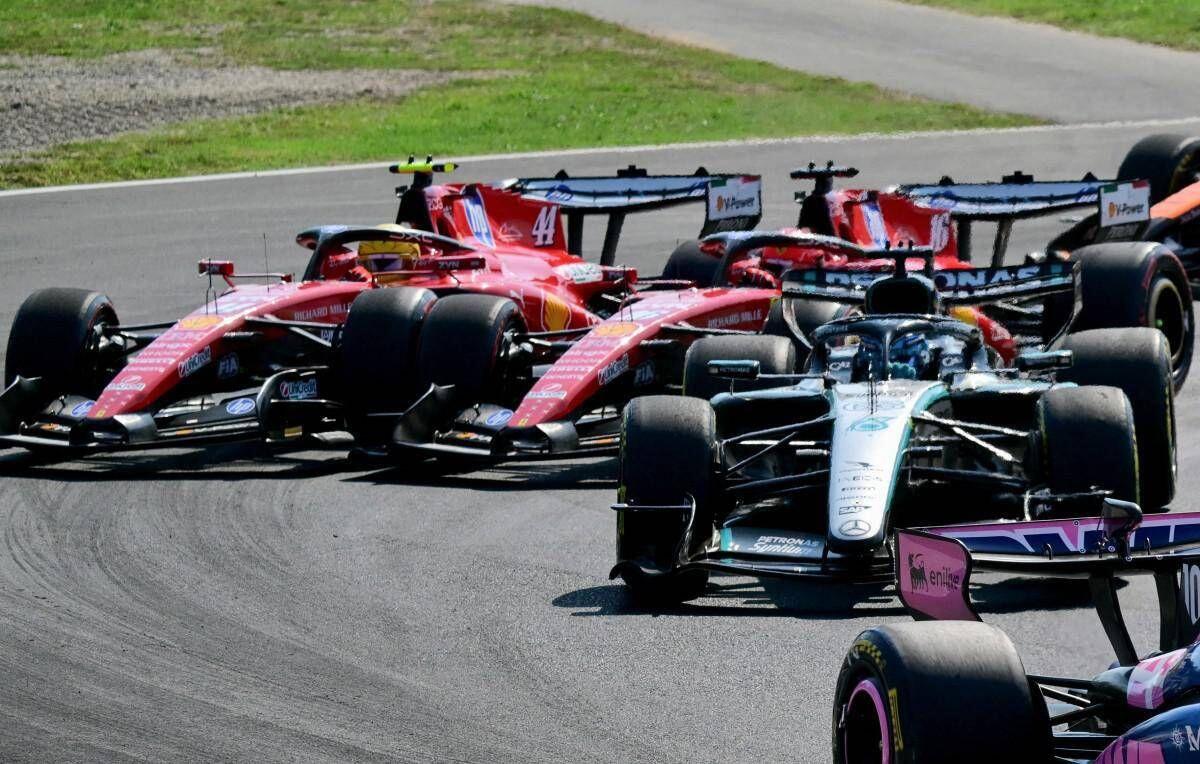 Gp Monza, scintille alla partenza: contatto Leclerc-Hamilton, poi Charles finisce a muro - Video - 
