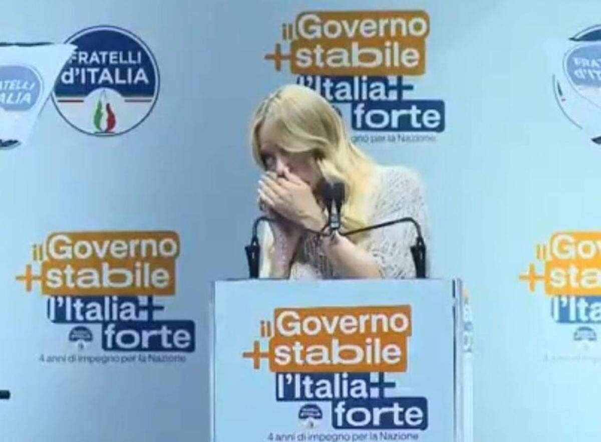 "Ti richiamo...", Meloni e la telefonata della figlia durante il comizio - Video - 