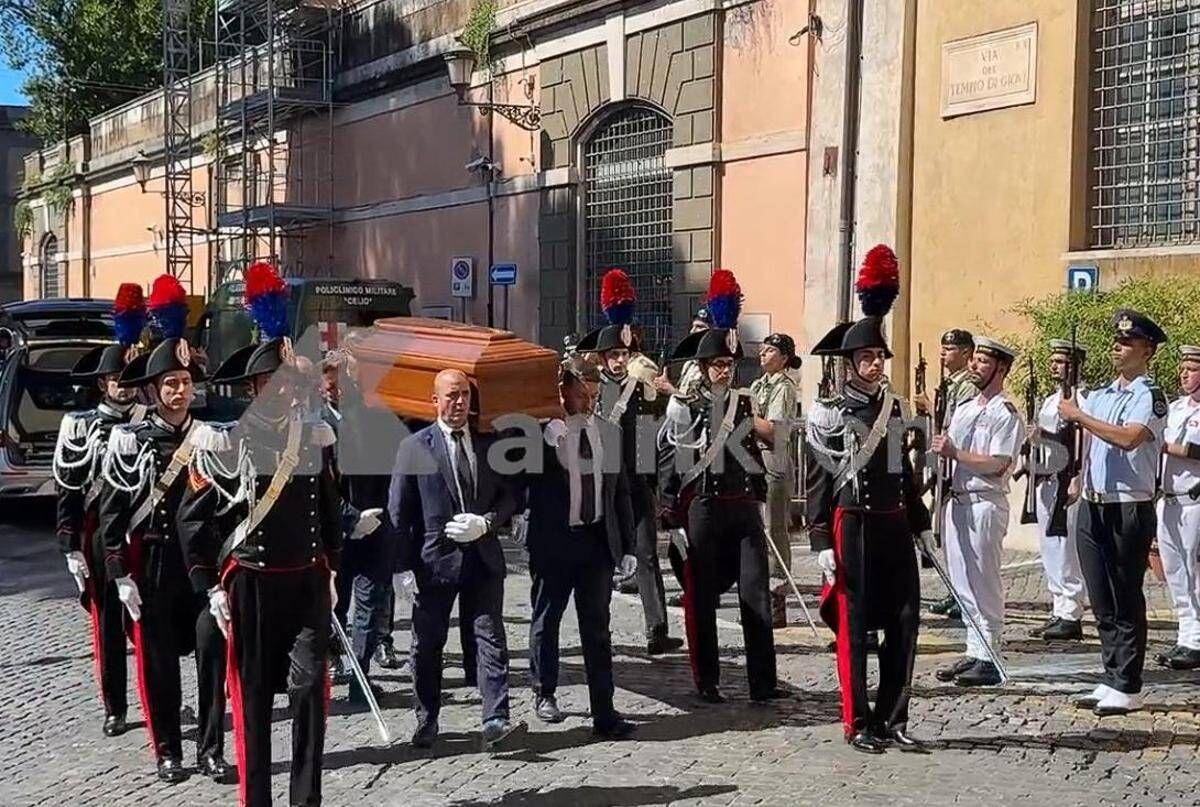 Emma Bonino, camera ardente in Campidoglio: lunga fila in piazza per ultimo saluto - 
