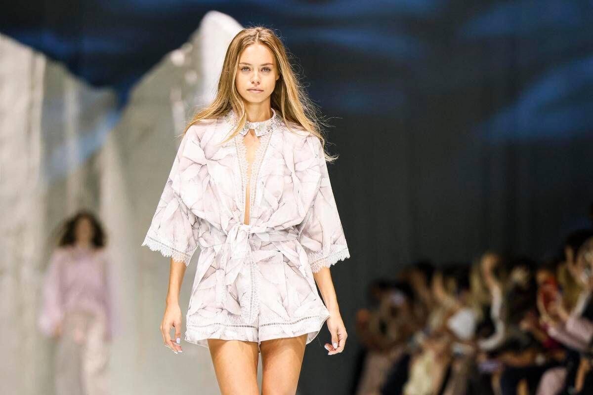 Milano Fashion Week, anche la fidanzata di Sinner Laila Hasanovic sfila in passerella - 