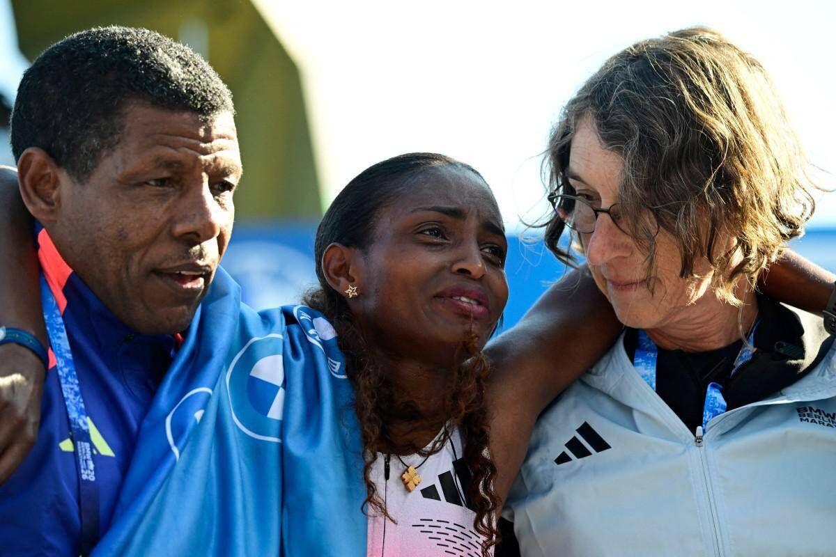 Vince la maratona di Berlino, si infortuna all'ultimo km e perde il record del mondo: il 'dramma' di Assefa - 