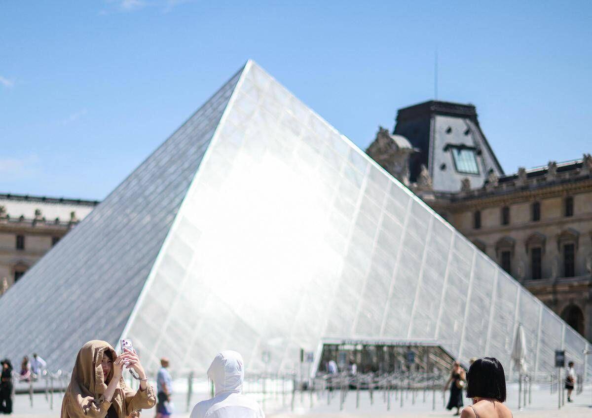 Louvre, appendono due quadri nella sala della Gioconda. Arrestati due tedeschi: "Stavamo scherzando" - 