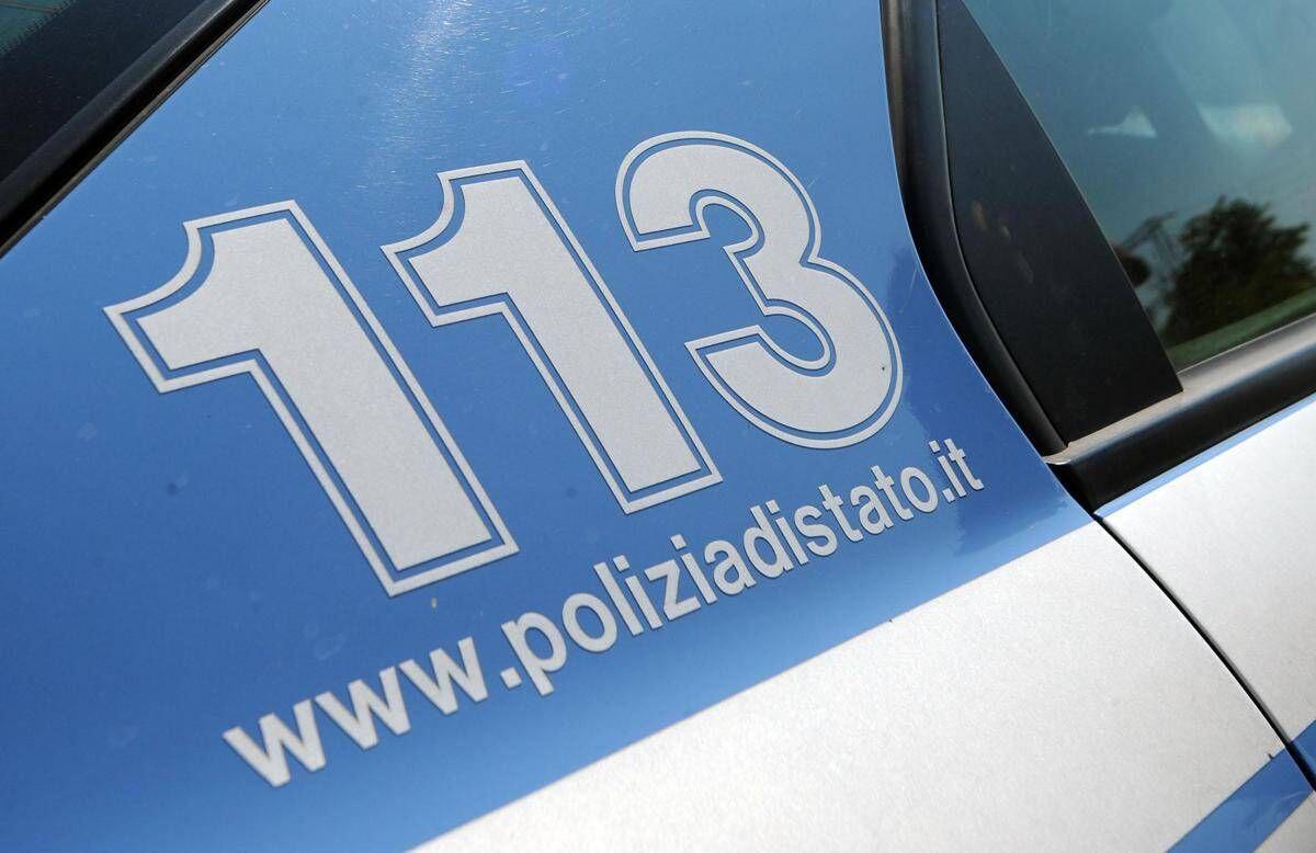Roma, accoltella ex moglie davanti al figlio e poi scappa con lui: fermato dopo 7 ore - 