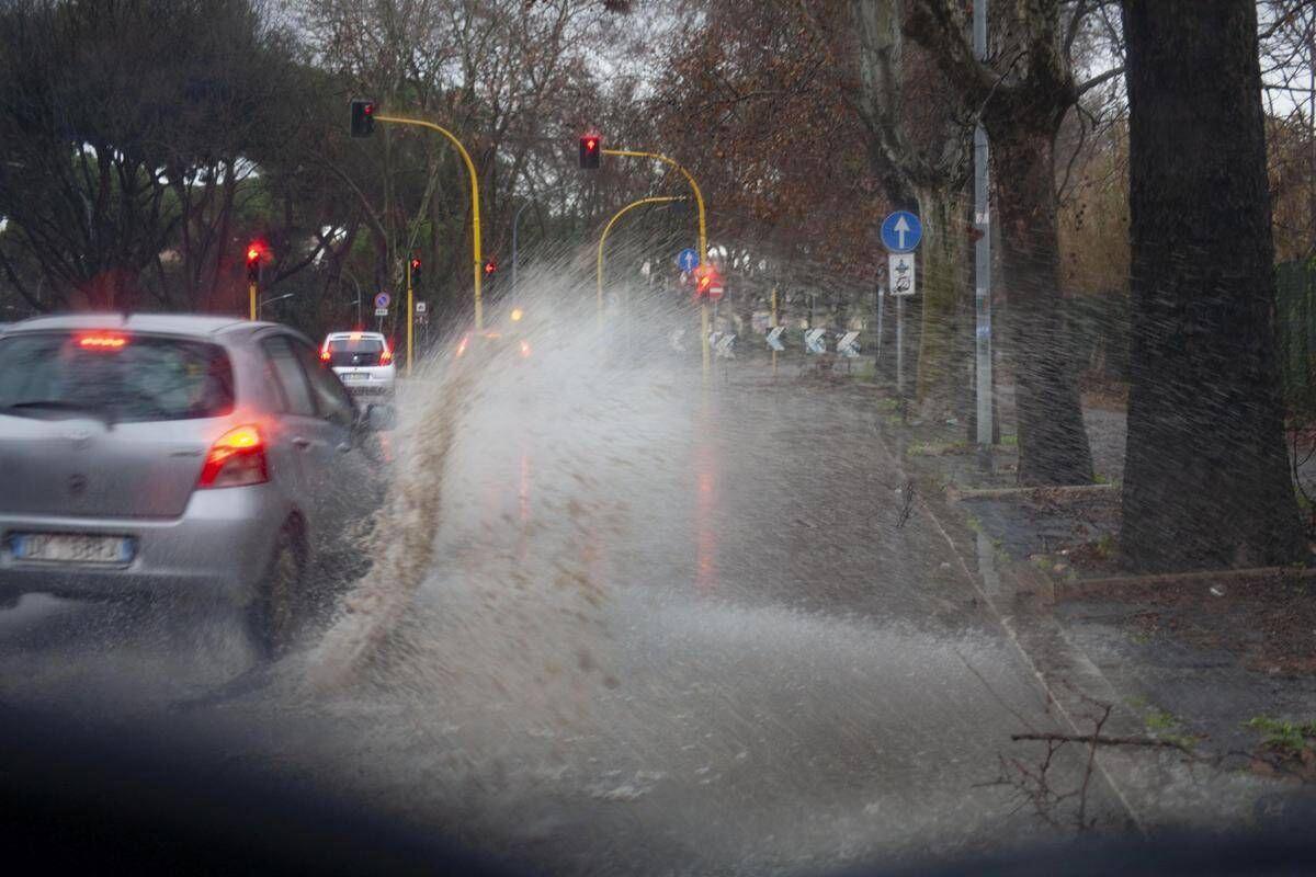 Maltempo sull'Italia, due morti: un decesso nel Senese, donna annega in auto a Udine - 