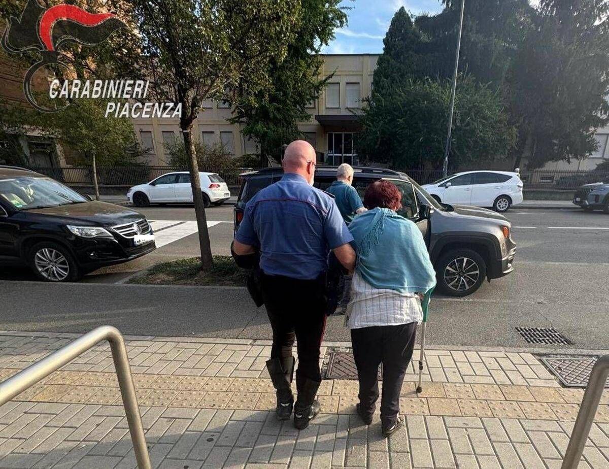 A 74 anni si innamora online di cantante rock ma è una truffa: bloccata mentre stava per fargli un bonifico di 8.500 euro - 