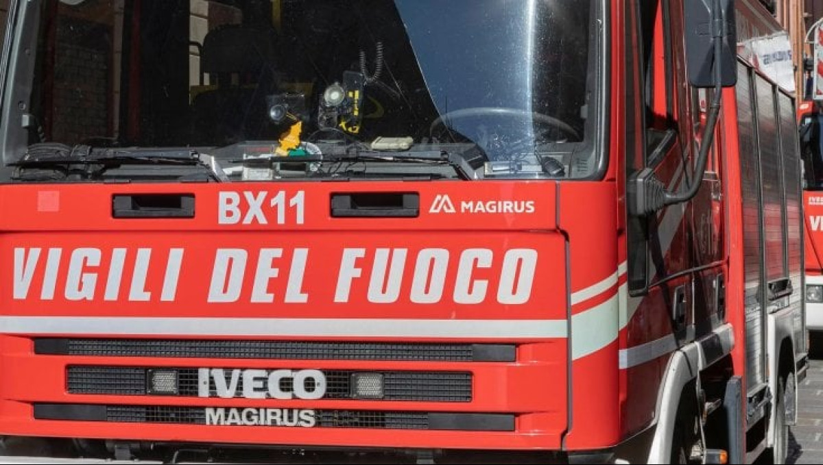 Incendio a Fiumefreddo: palazzo in fiamme, chiusa la Statale 120 con deviazioni attive - 