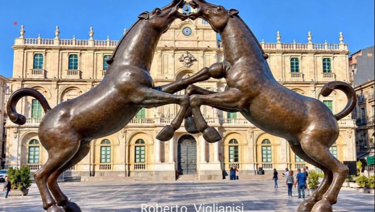 A Catania i 'Fighting Horses' in Piazza Università: l'installazione scatena il dibattito - Credit foto Roberto Viglianisi
