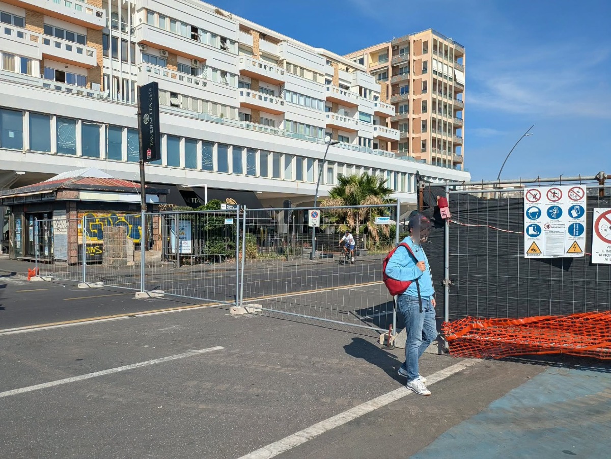 Chiusura improvvisa del lungomare di Ognina: sbarrato il tratto tra piazza Nettuno e Piazza Mancini Battaglia - Credit foto Lungomare Liberato