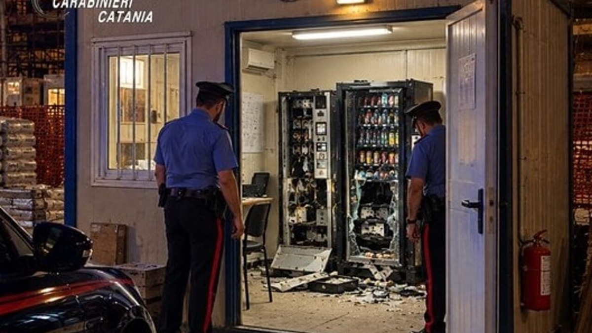 Furto ai distributori a San Giovanni La Punta: arrestati due responsabili, auto utilizzata risultata rubata - 