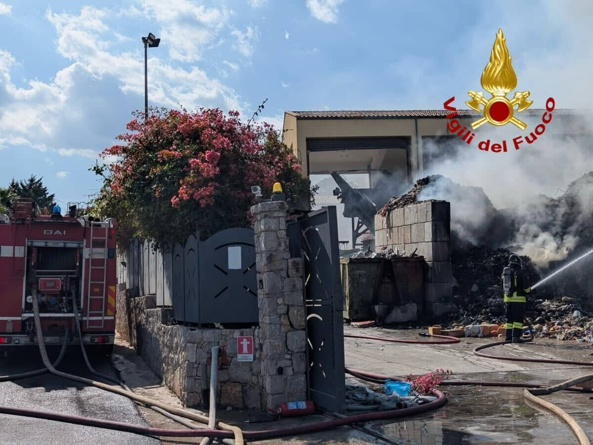 Incendio a Santa Flavia: fiamme nel centro rifiuti Ecogestioni, nube nera preoccupa i residenti - 