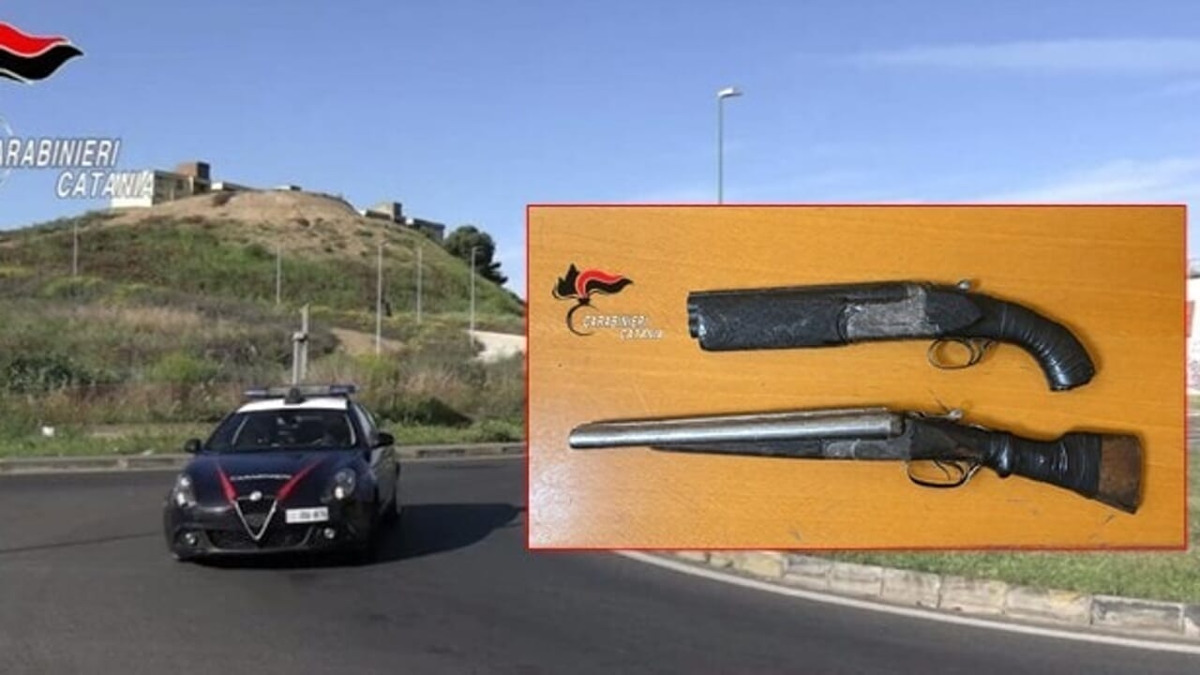 Catania, arrestato un 23enne: trovati due fucili a canne mozze nascosti nel letto - 