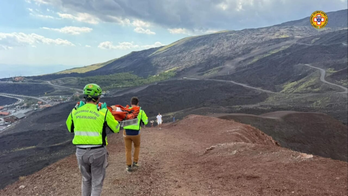 Malore fatale sull'Etna: muore turista canadese di 79 anni ai crateri Silvestri - 