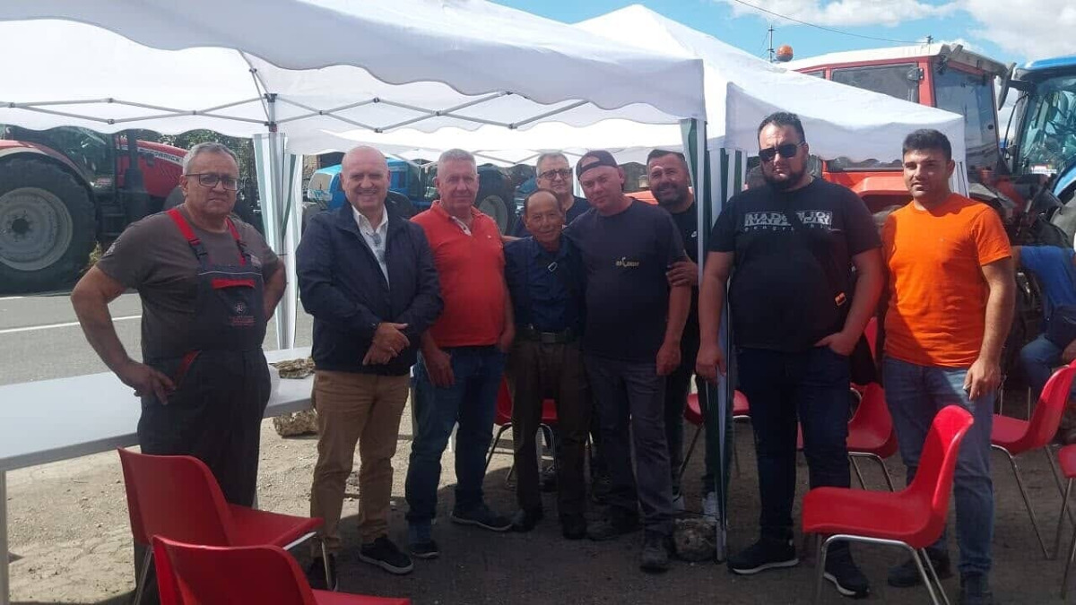 Caro gasolio, agricoltori in presidio a Sferro: decine di mezzi chiedono interventi immediati - 