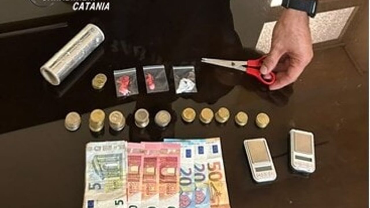 Appartamento blindato per lo spaccio a San Cristoforo: tre denunciati, sequestrati crack e impianti di videosorveglianza - 