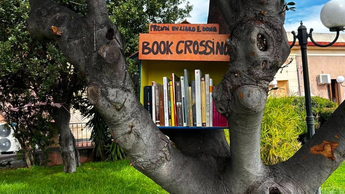 Mascalucia: i giovani del Servizio Civile inaugurano una cassetta di libri a Massannunziata - 