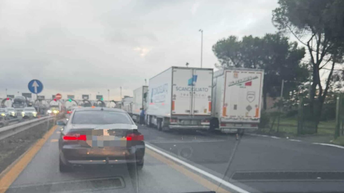 Autotrasportatori in protesta ai caselli di San Gregorio: rallentamenti sulla A18 per il caro gasolio - 
