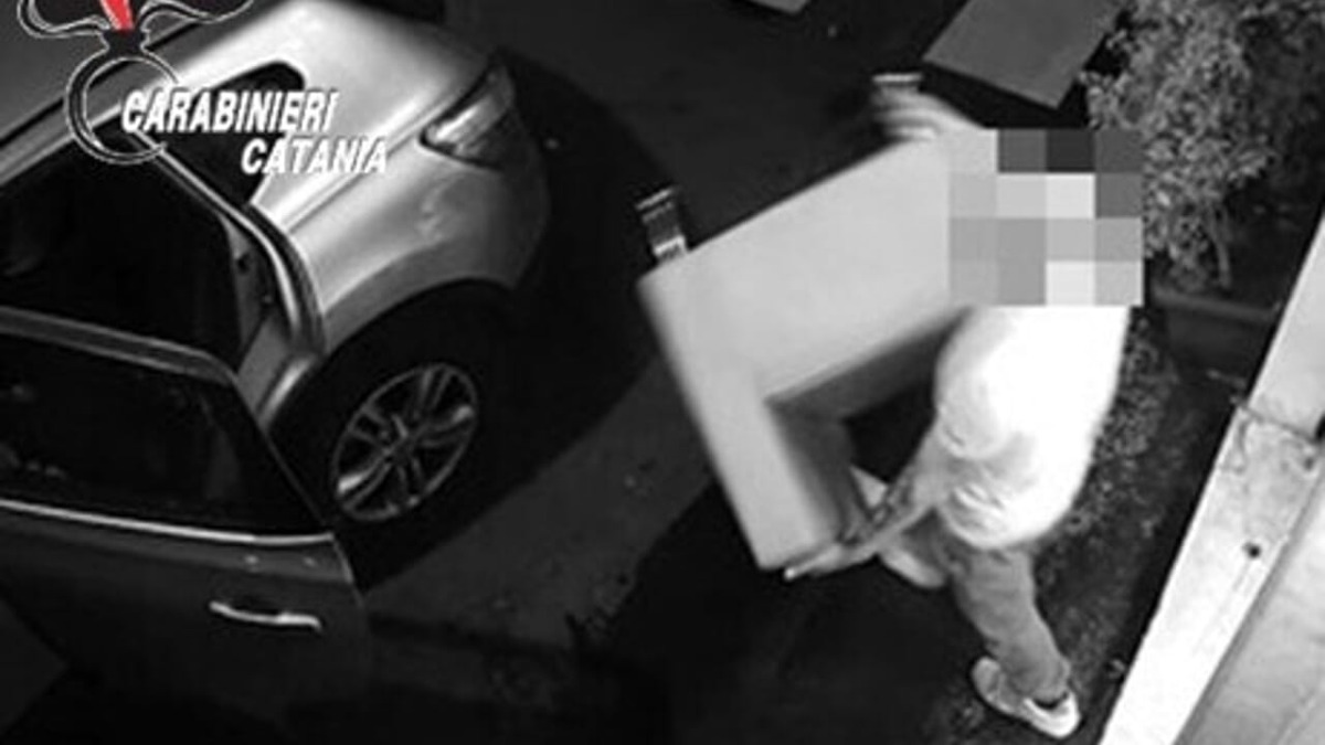 Giarre: coppia denunciata dopo il furto di una poltrona da lavanderia, refurtiva recuperata - 