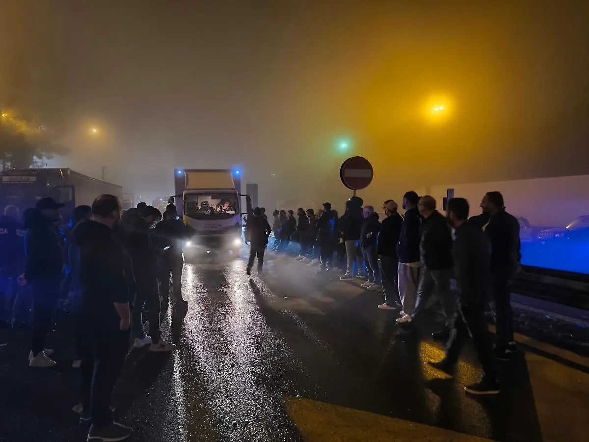 Catania, tensione a San Gregorio: autotrasportatori bloccati, il Cts denuncia minacce e gomme tagliate - 