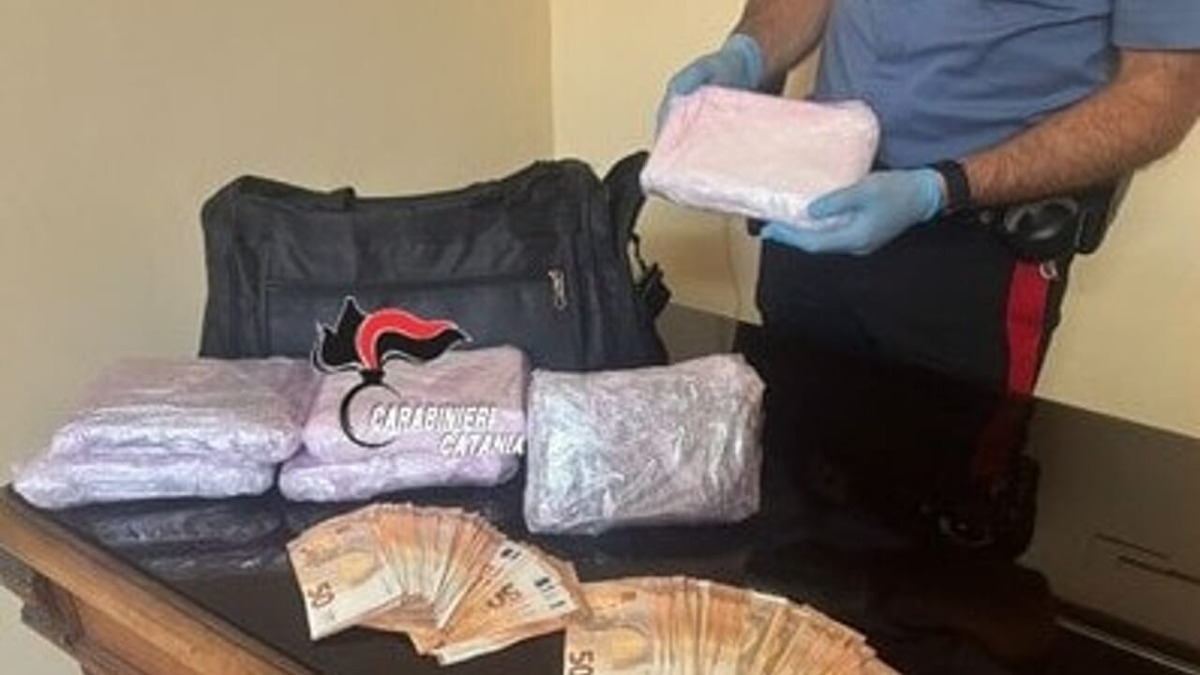 Catania: due corrieri calabresi arrestati con quasi 8 kg di cocaina, sequestrati 5.800 € - 
