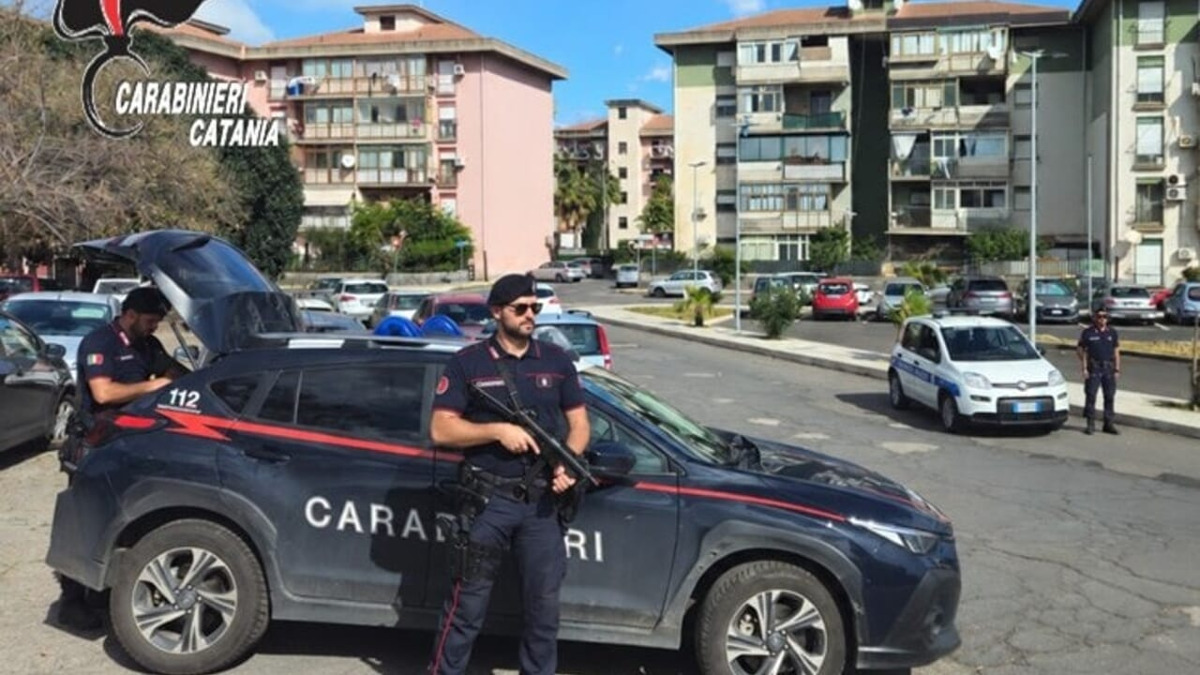 Acireale, controlli a San Cosmo: 3 denunciati per droga, furto d'energia e garage abusivi - 