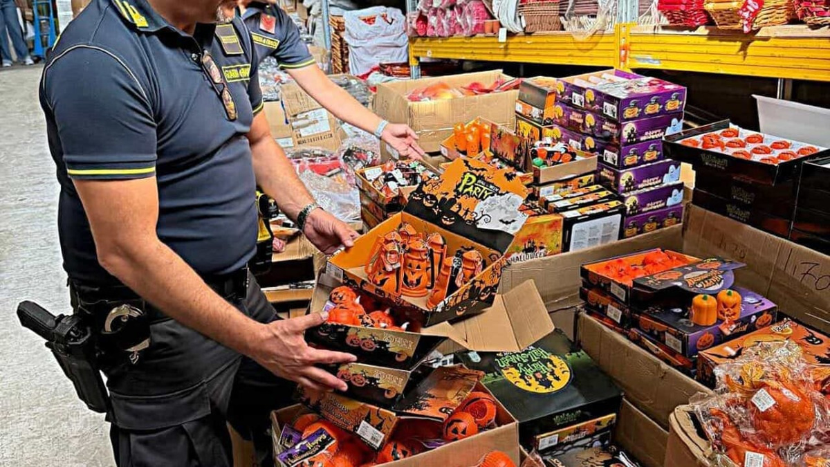 Guardia di Finanza sequestra 57.000 articoli di Halloween: due denunciati per contraffazione - 