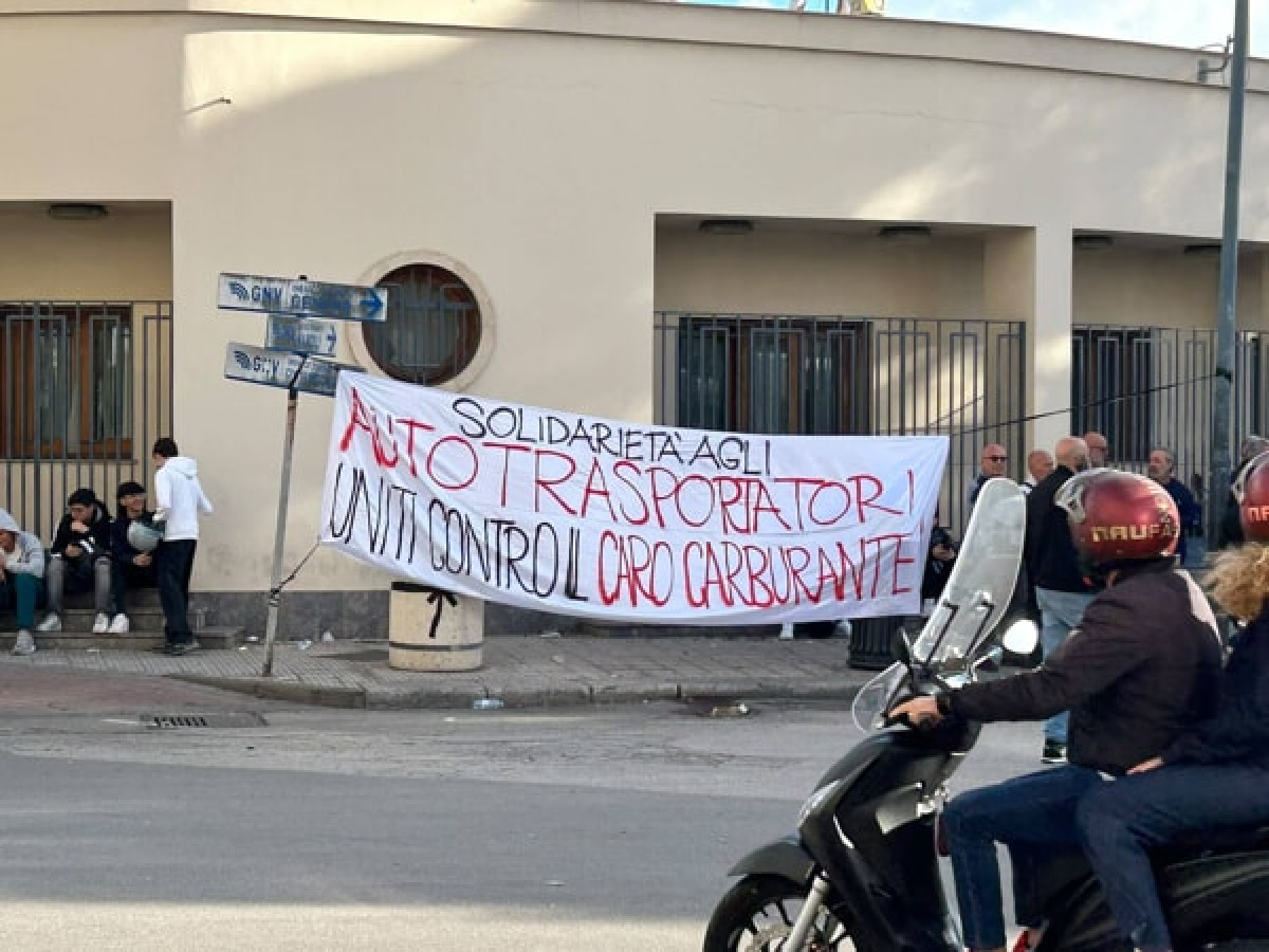 Sciopero dei tir in Sicilia: Aias revoca i blocchi dopo il vertice in Prefettura, ma restano presidi a Palermo - 