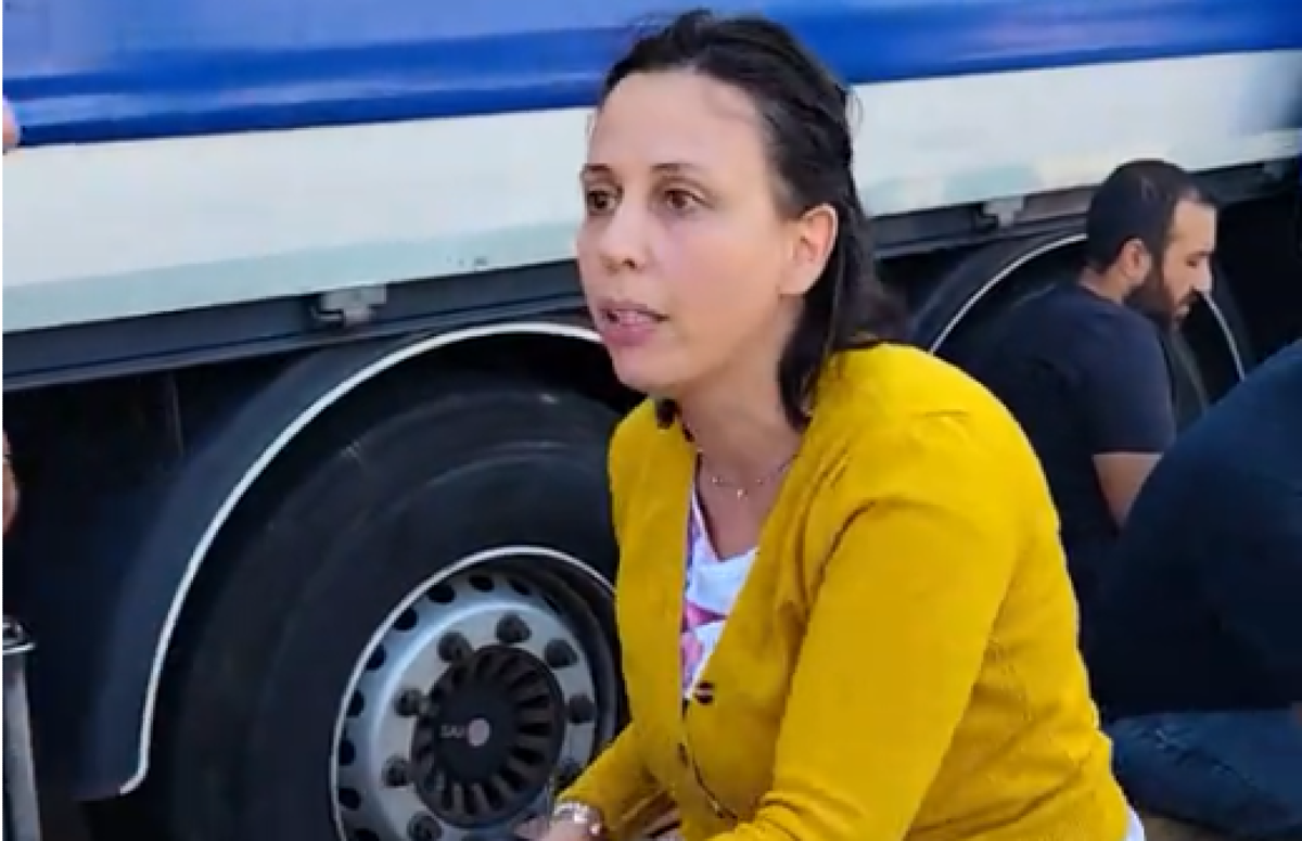 Una signora consegna la spesa ai camionisti in sciopero: il video virale dalla Sicilia che divide il web - 