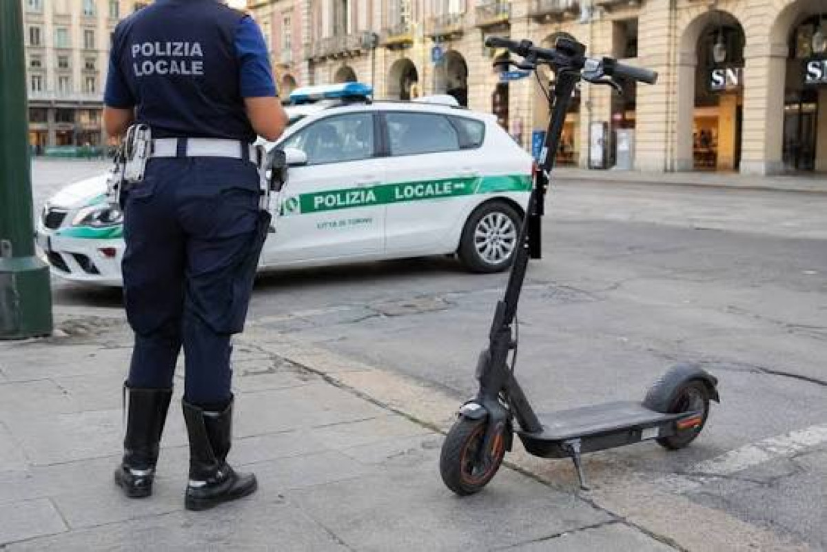 Quasi 700 multe in una settimana: stretta della polizia municipale su velocità, sosta e monopattini - 