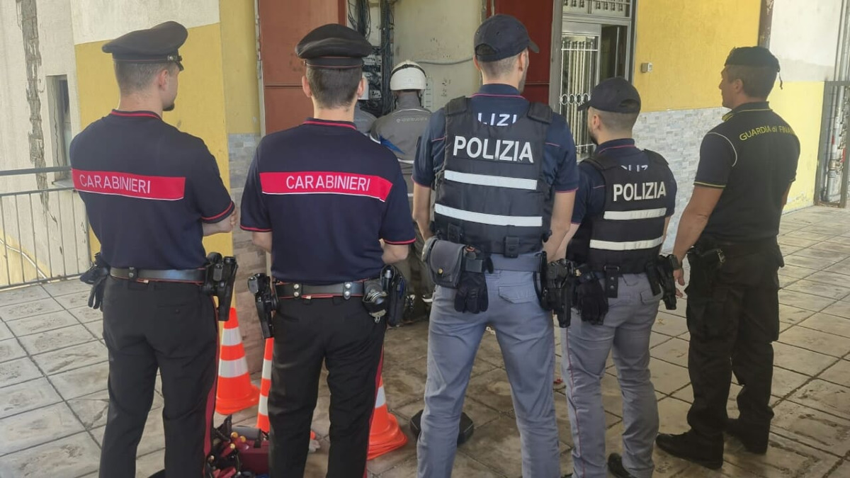 Librino: scoperti 55 allacci abusivi in tre palazzine, alcuni condomini denunciati - 