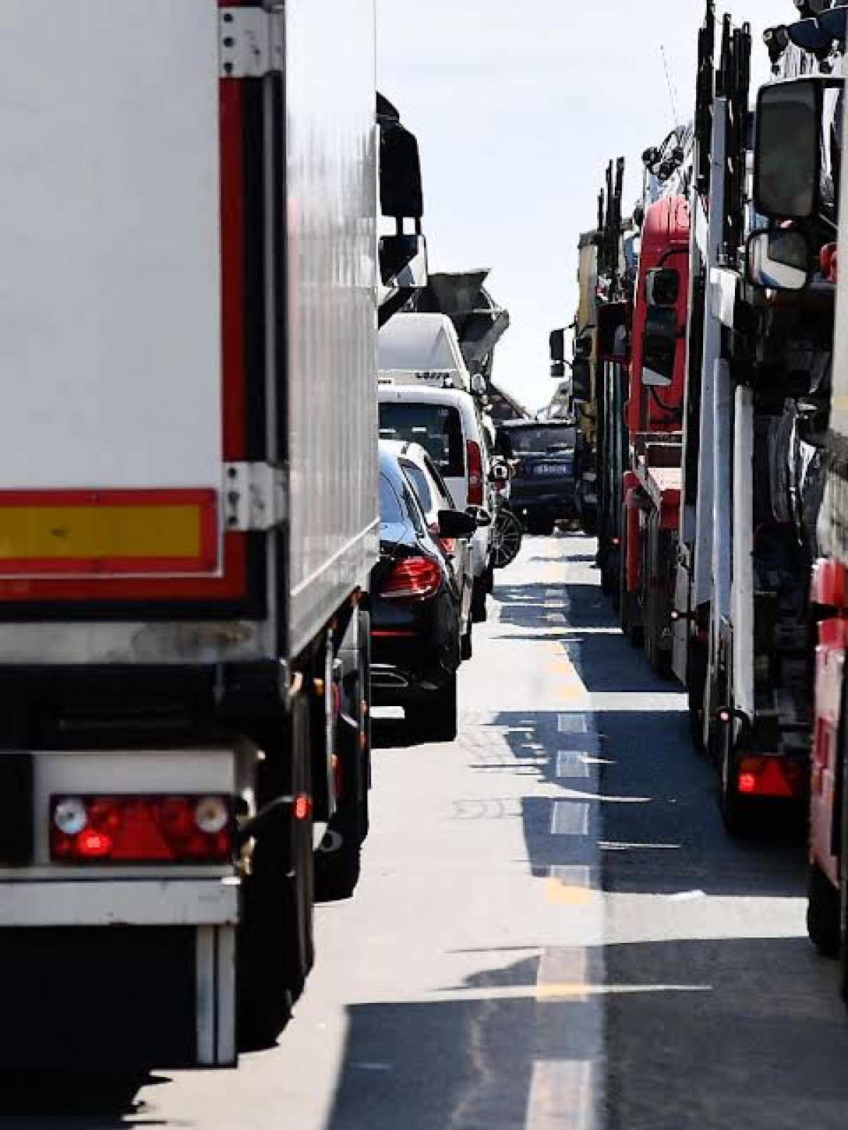 A18 Messina-Catania: camion in avaria blocca traffico oltre un'ora tra Roccalumera e Tremestieri - 