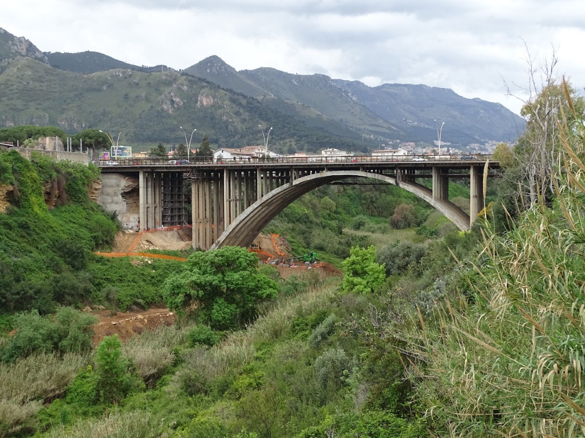 Tentato suicidio sul ponte Corleone: uomo salvato dagli agenti del commissariato Porta Nuova - 