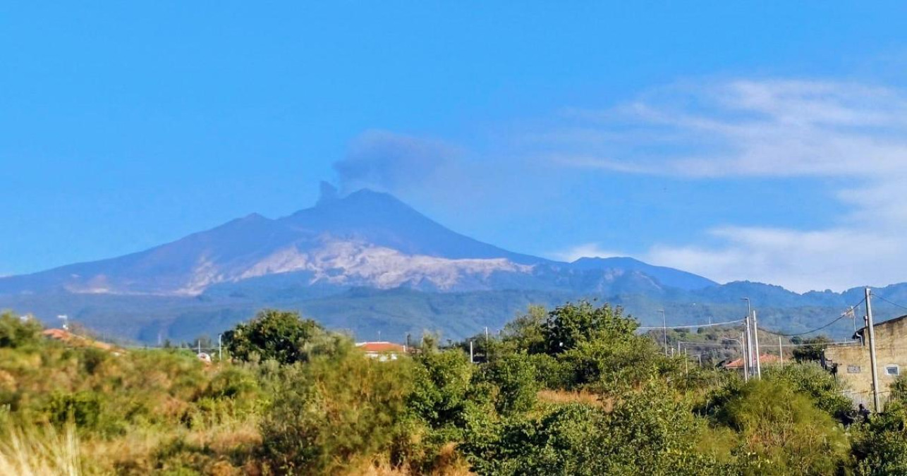 Etna, nuova emissione di cenere: avviso VONA rosso, voli limitati a 12 all'ora a Catania - 