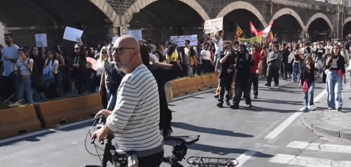 Catania: migliaia di studenti in corteo dal porto a piazza Stesicoro - 