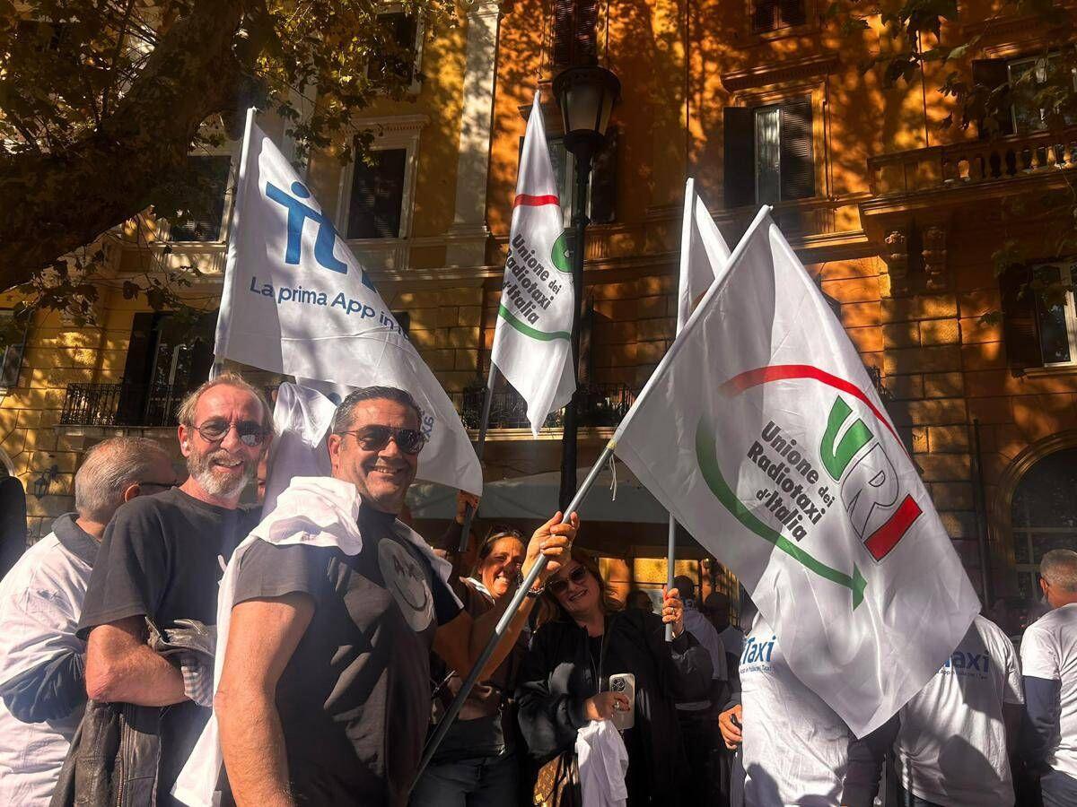 Carburanti, oggi a Roma la protesta di Taxi e Ncc sotto il ministero dei Trasporti: "Governo ci incontri" - 
