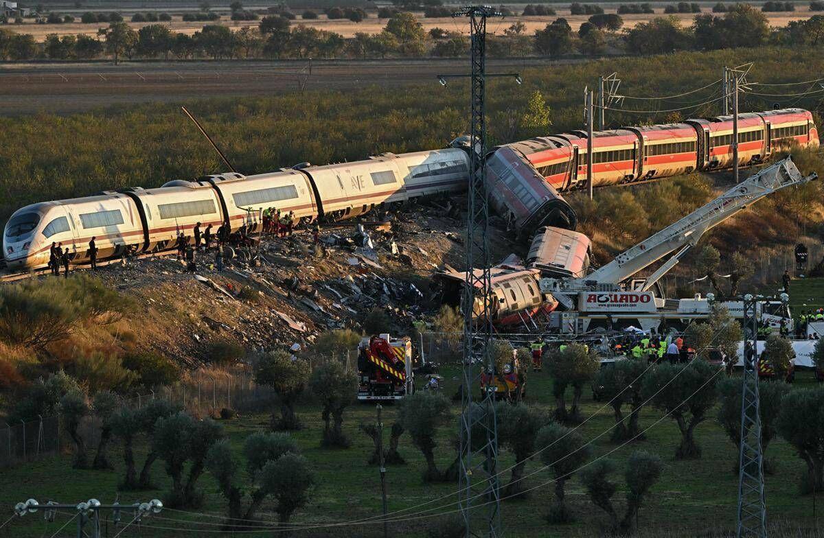 Disastro ferroviario in Spagna, il lutto e le indagini: "Via libera al treno nonostante convoglio fermo sui binari" - 