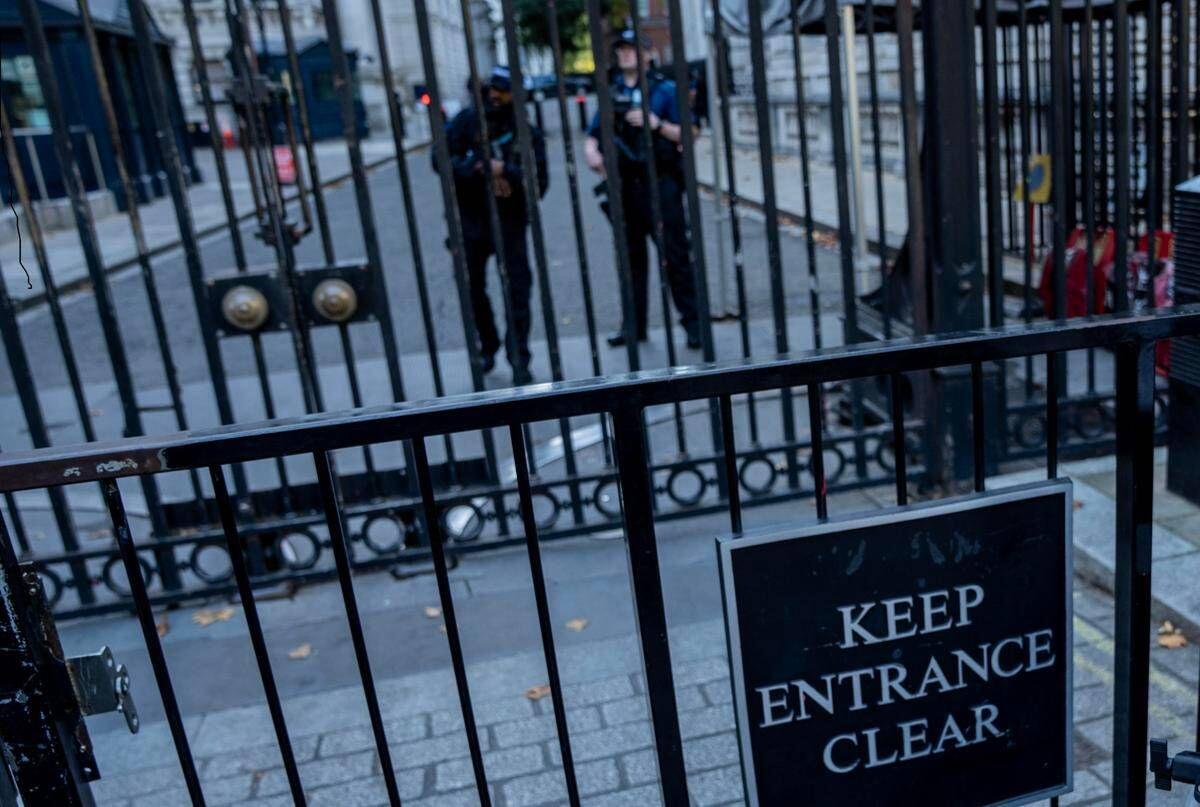 Gb, va a ruba kit sopravvivenza e radio a manovella dopo allerta governo su scorta di cibo e acqua - 
