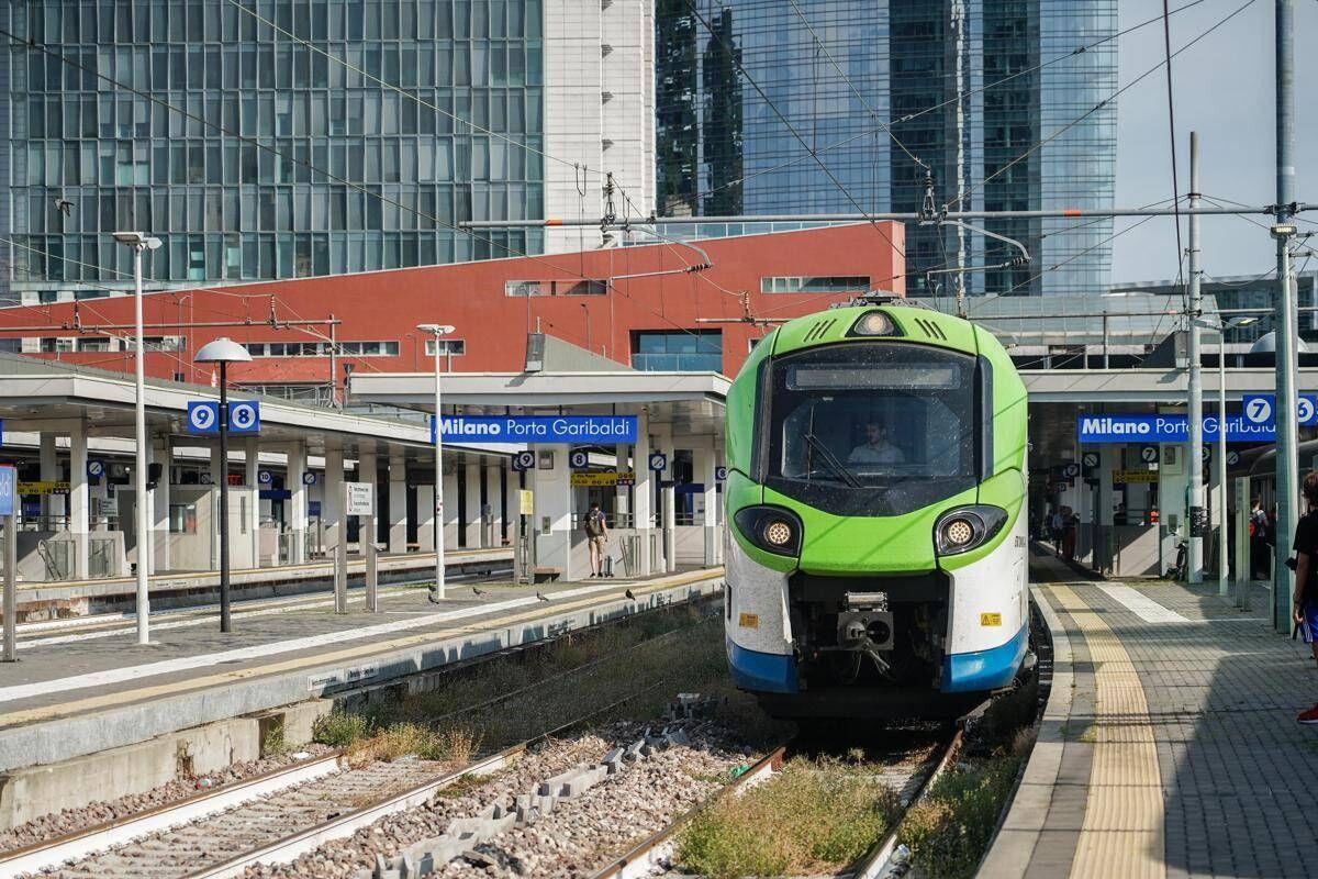 Milano, giovane investita da treno a Porta Garibaldi: solo lievi ferite - 