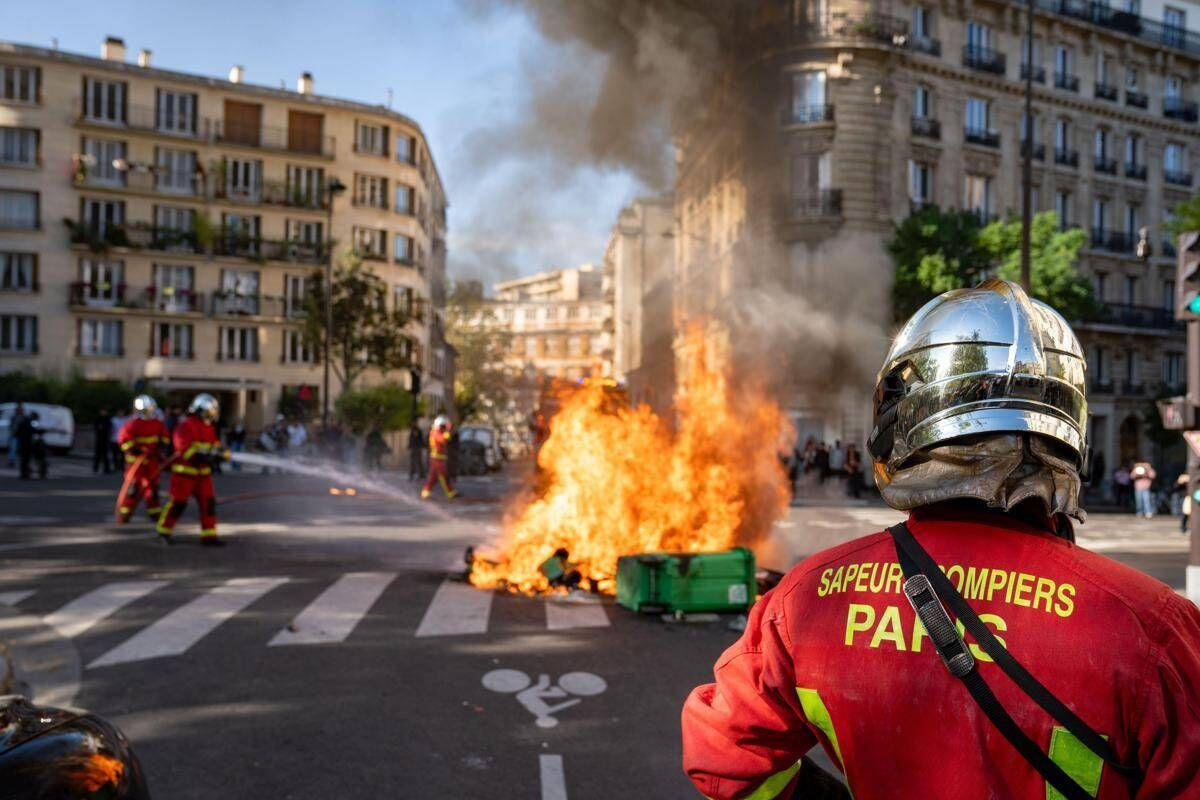 Proteste degli studenti in Francia, 15enne perde una mano - 