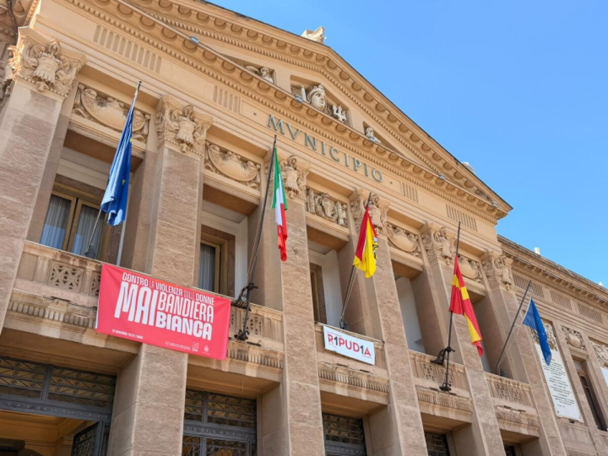 Messina aderisce a «Mai bandiera bianca»: striscione sul Palazzo Zanca contro la violenza di genere - 