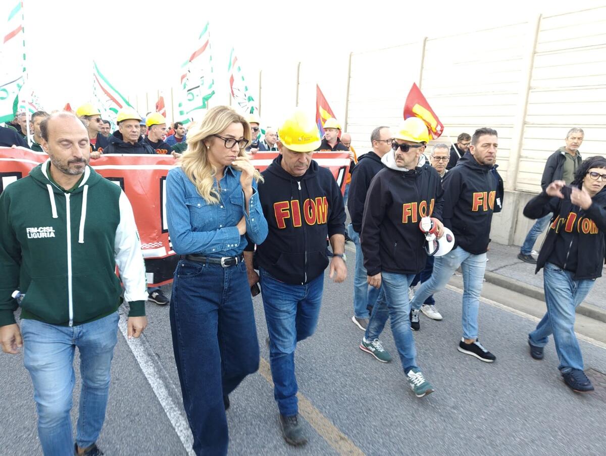 Genova, corteo dei lavoratori dell’ex Ilva: Salis e Bucci chiedono al Governo di evitare la chiusura - 