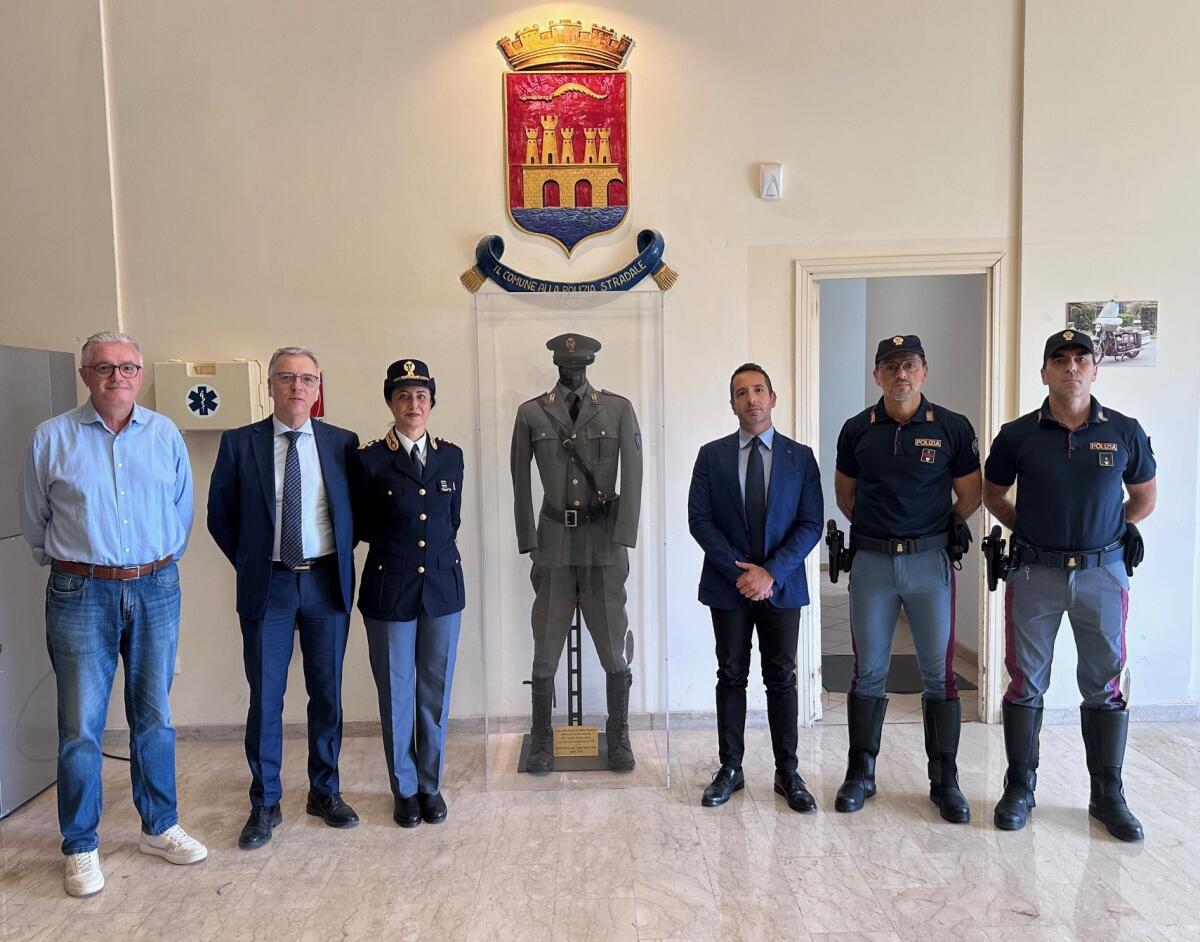 Trapani: inaugurata teca con uniforme storica della Sezione Polizia Stradale - 