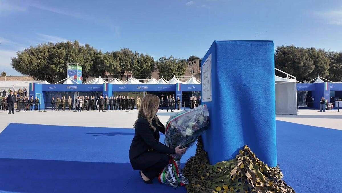 Elicottero caduto in Bosnia, Meloni rende omaggio ai quattro militari italiani - Video - 