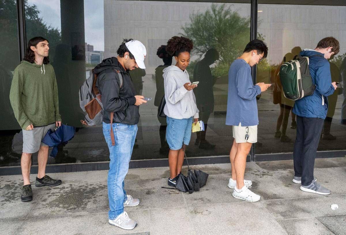 Usa, l'amministrazione Trump ha rallentato processo cittadinanza di 380mila potenziali elettori immigrati - 