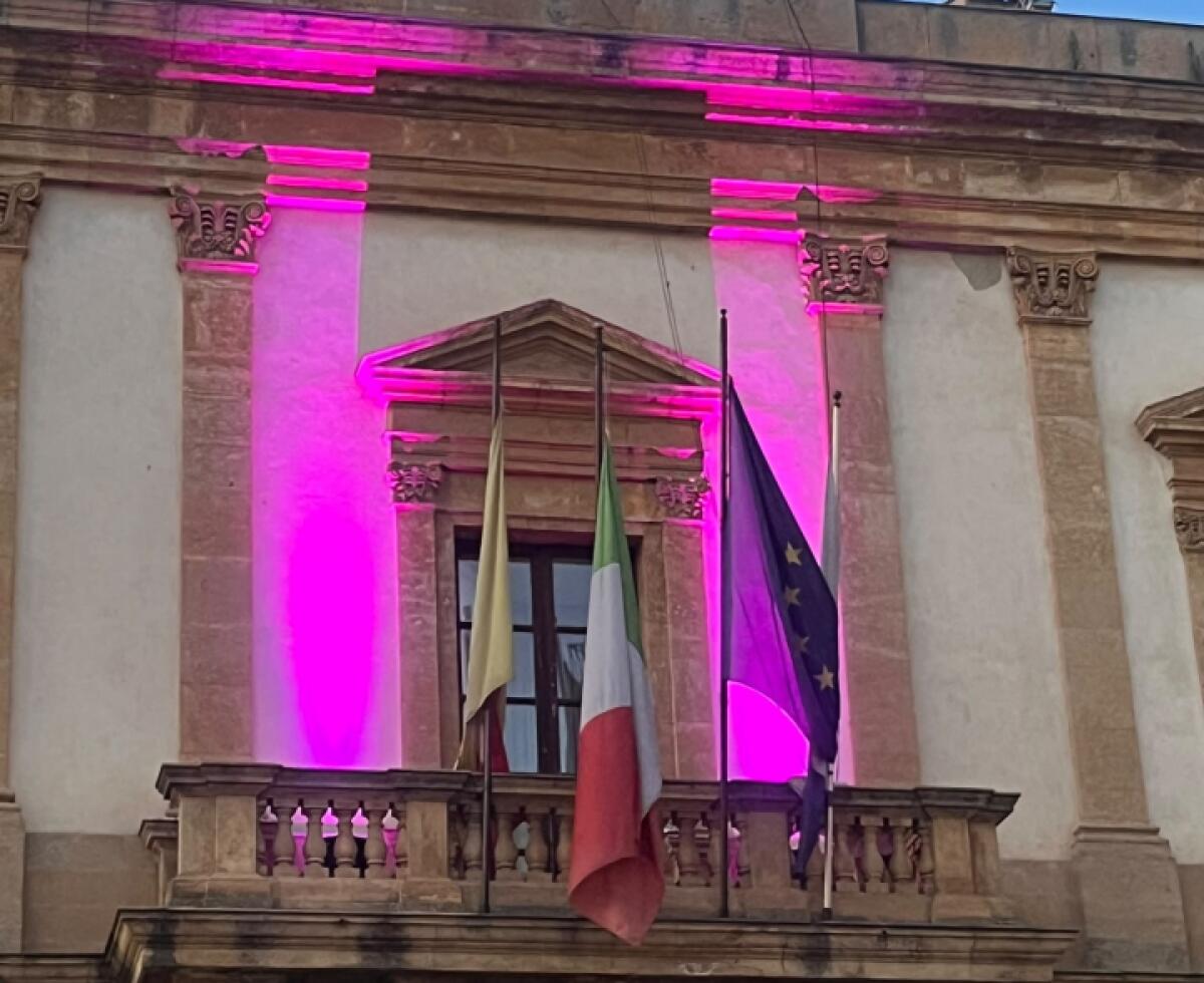 Caltanissetta si illumina di rosa: il Palazzo del Carmine aderisce alla Campagna Nastro Rosa di AIRC