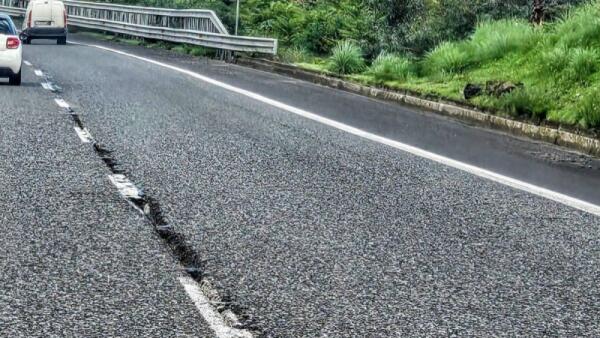 A18 Catania–Messina: decine di buche e rattoppi scarsi sulla tratta a pedaggio, cresce l'allarme sicurezza