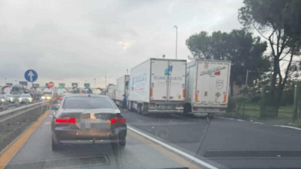 Autotrasportatori in protesta ai caselli di San Gregorio: rallentamenti sulla A18 per il caro gasolio