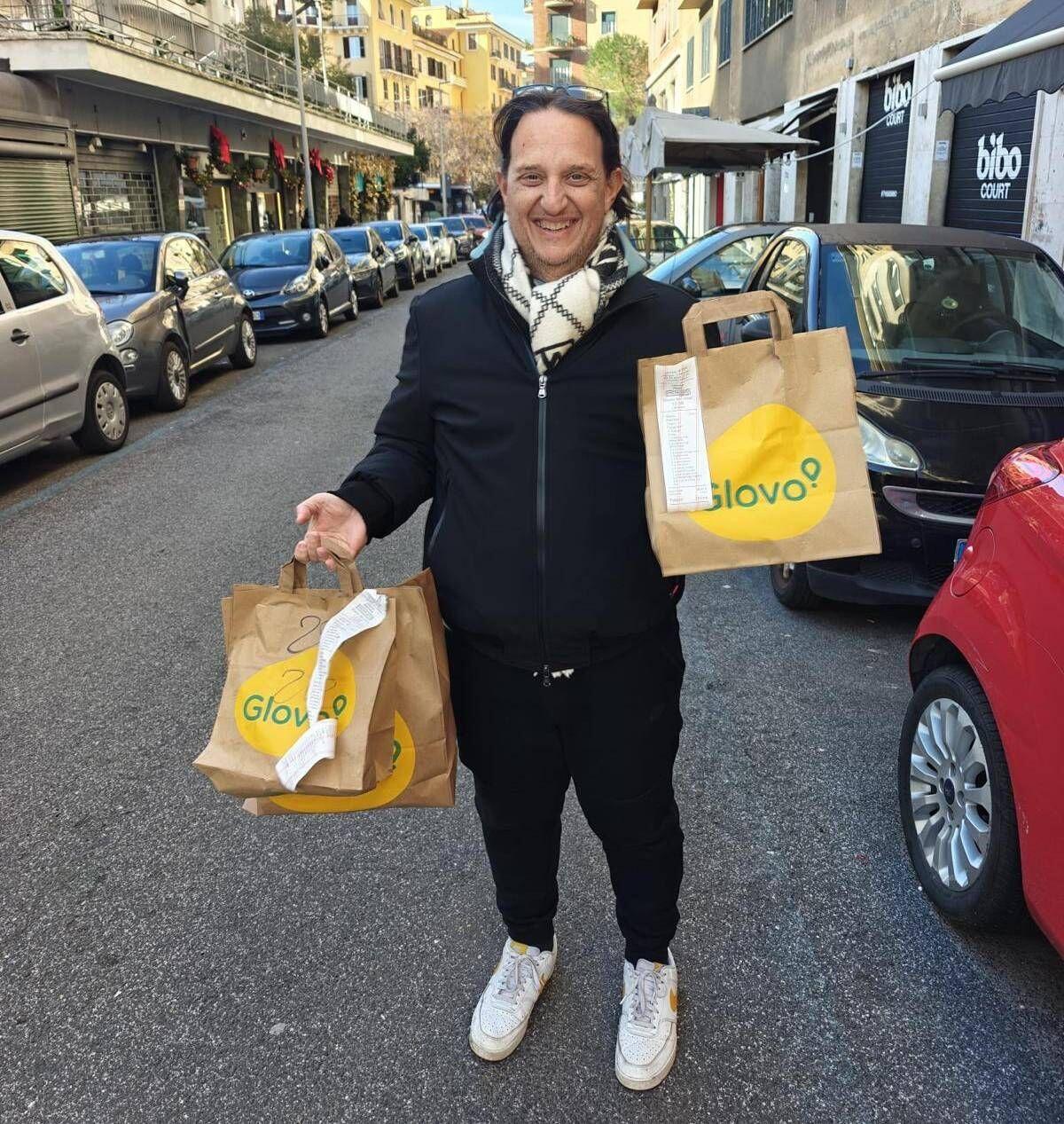 "Contro aggressioni mi muovo solo in auto e di giorno": vita da rider, la storia di Gianluca - 