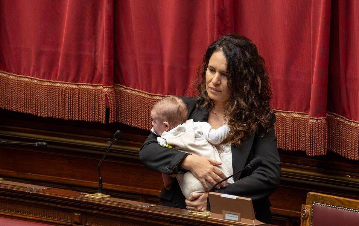 Legge elettorale, Barzotti in aula con il figlia piccola per seguire Conte - 