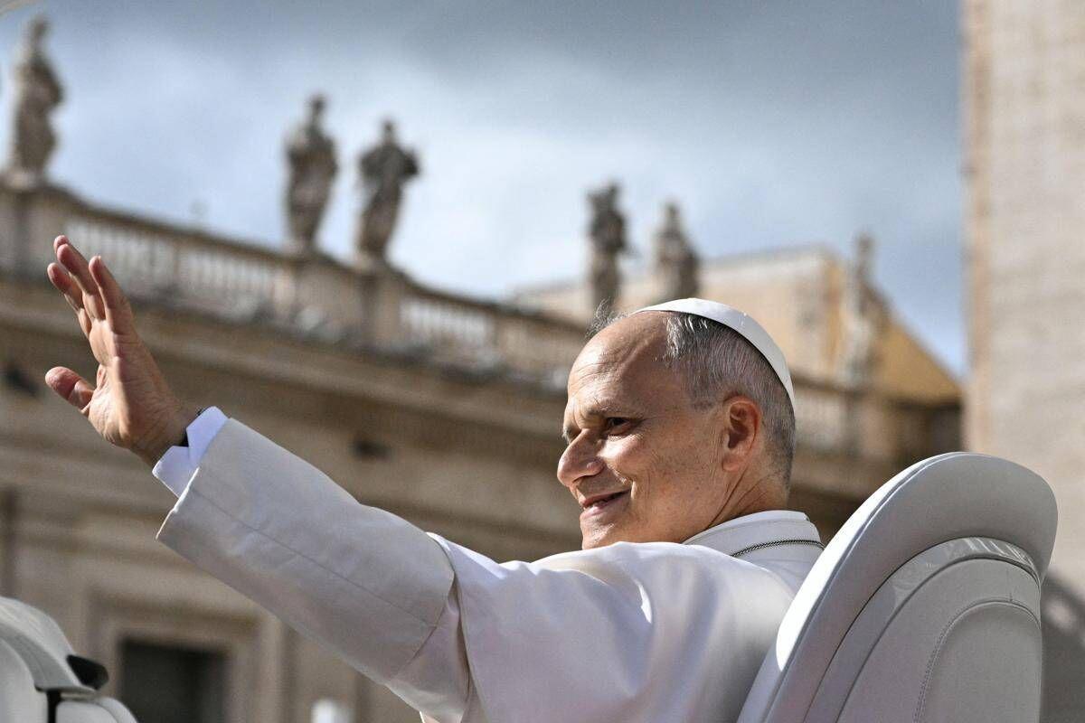 Papa Leone XIV in auto scoperta prima dell’udienza generale: "Grazie a tutti per il sostegno" - 